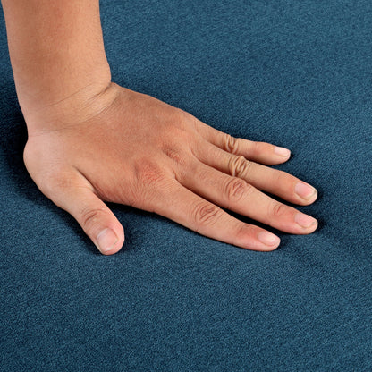 Divano moderno trasformabile Araminta di Furniture of America con letto estraibile e cuscini