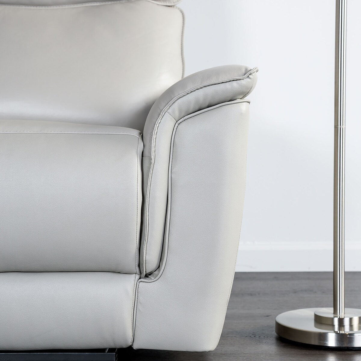 Divano reclinabile manuale in pelle moderna Marty di Furniture of America con braccioli imbottiti svasati