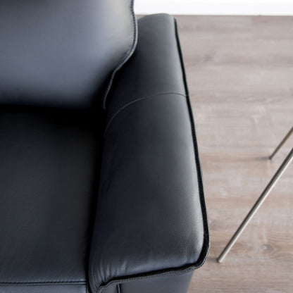 Divano reclinabile manuale in pelle moderna Marty di Furniture of America con braccioli imbottiti svasati