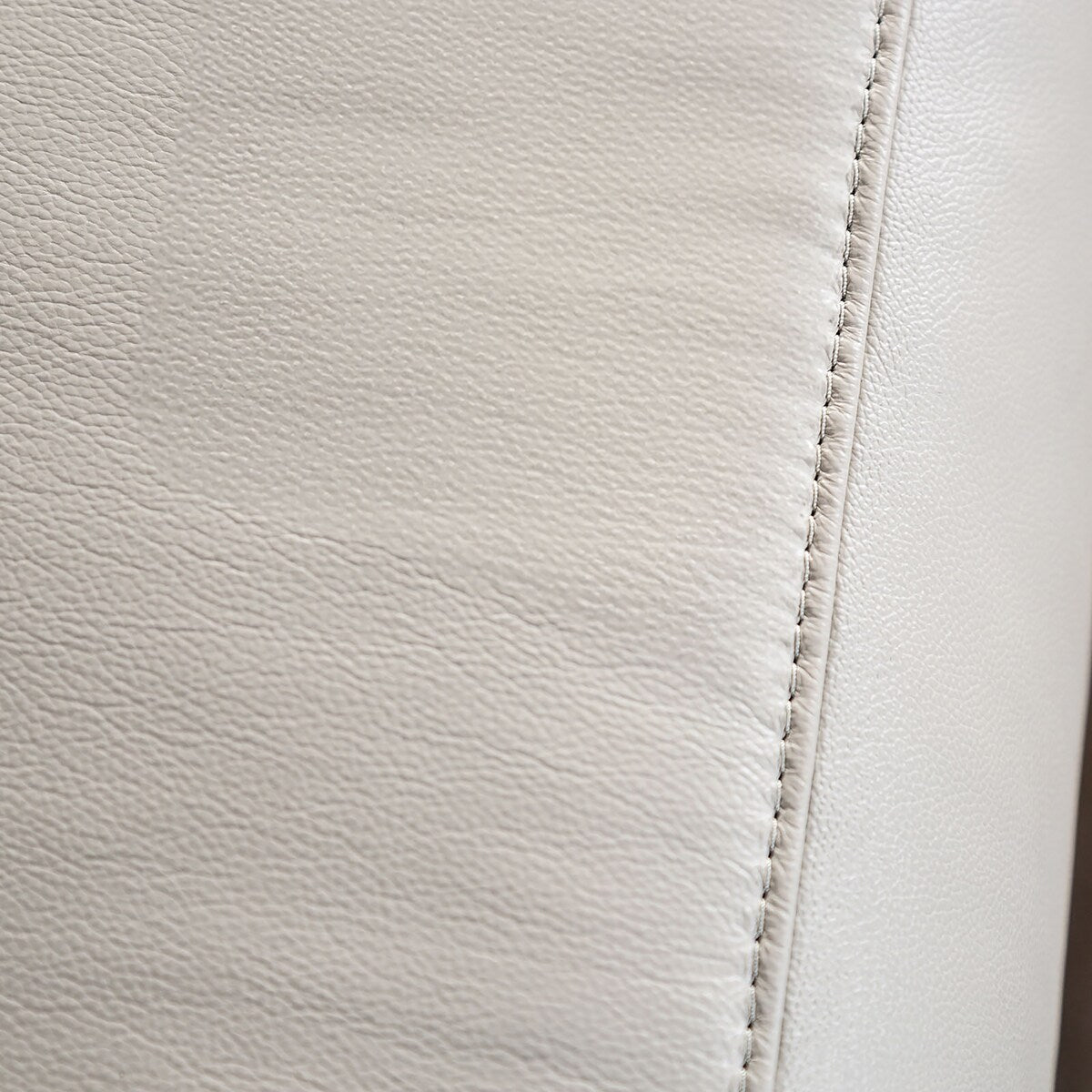 Divano reclinabile manuale in pelle moderna Marty di Furniture of America con braccioli imbottiti svasati