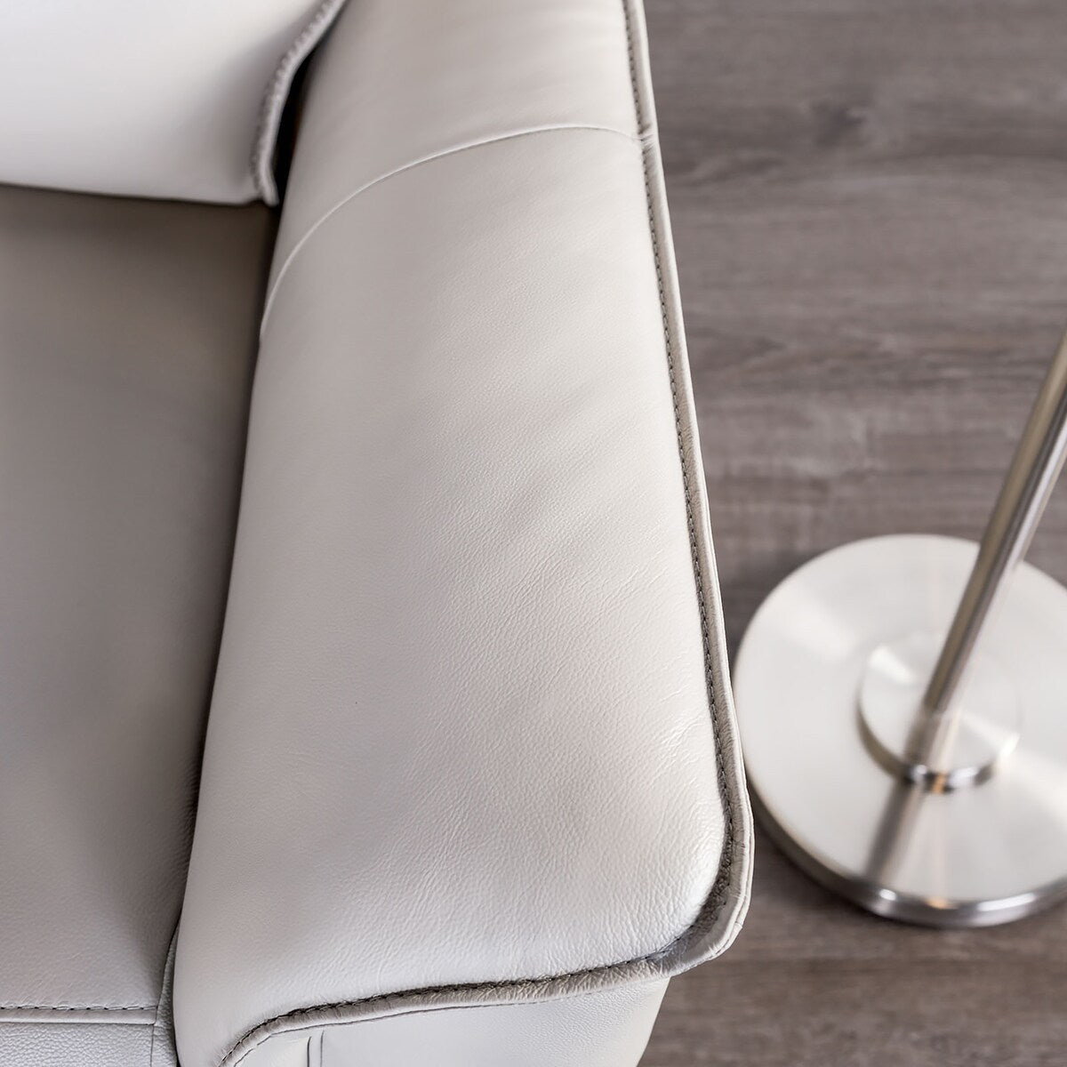 Divano reclinabile manuale in pelle moderna Marty di Furniture of America con braccioli imbottiti svasati