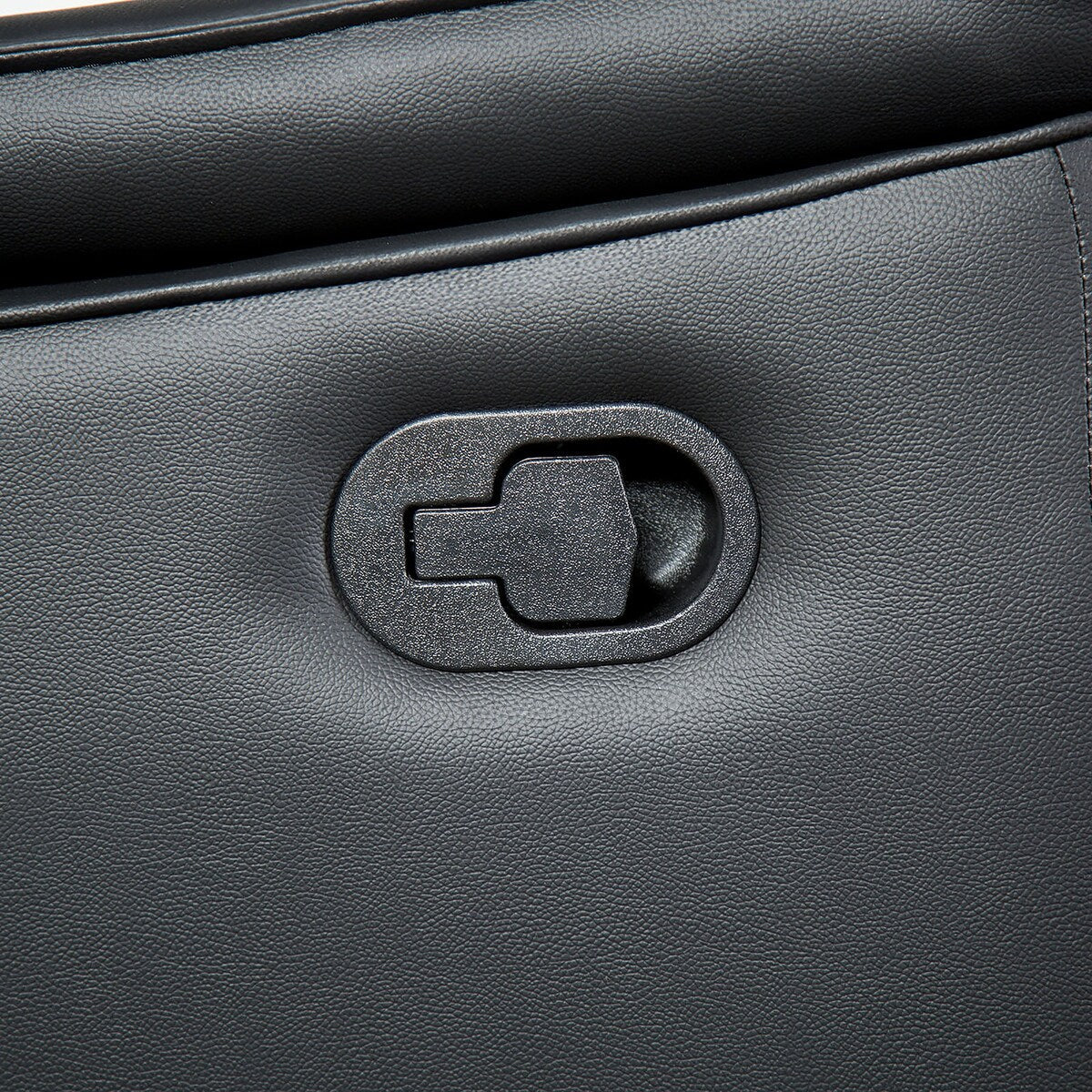 Divano reclinabile manuale in pelle moderna Marty di Furniture of America con braccioli imbottiti svasati