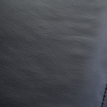 Divano reclinabile manuale in pelle moderna Marty di Furniture of America con braccioli imbottiti svasati