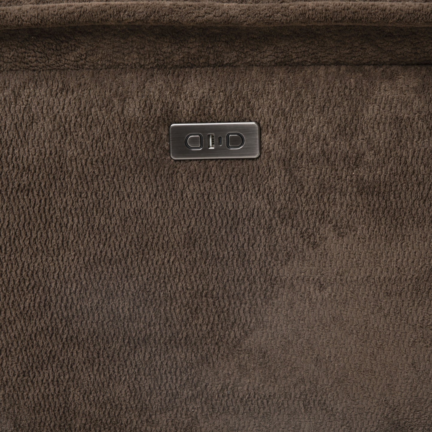 Divano componibile reclinabile moderno Renic di Furniture of America, marrone scuro, con consolle e porte USB