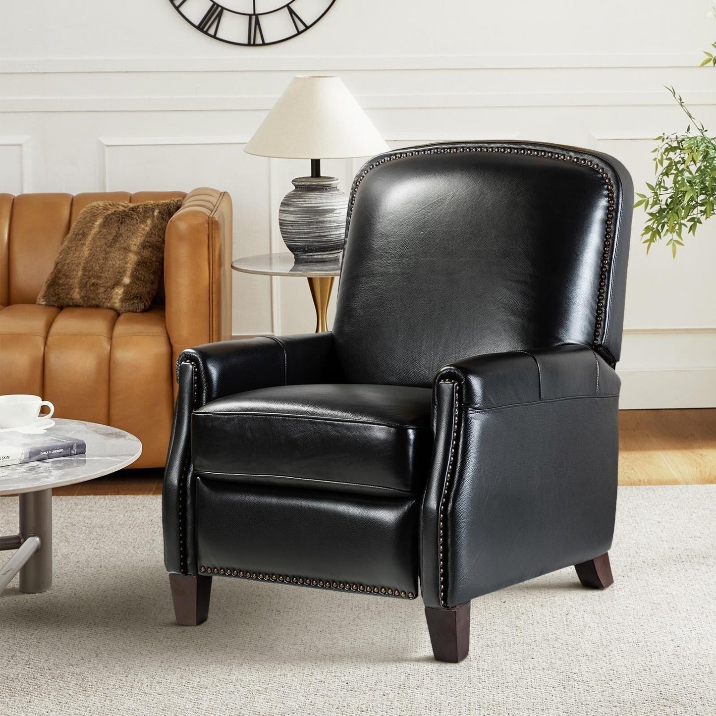 Poltrona reclinabile Gladis Modern Retro in vera pelle con finiture a borchie di HULALA HOME