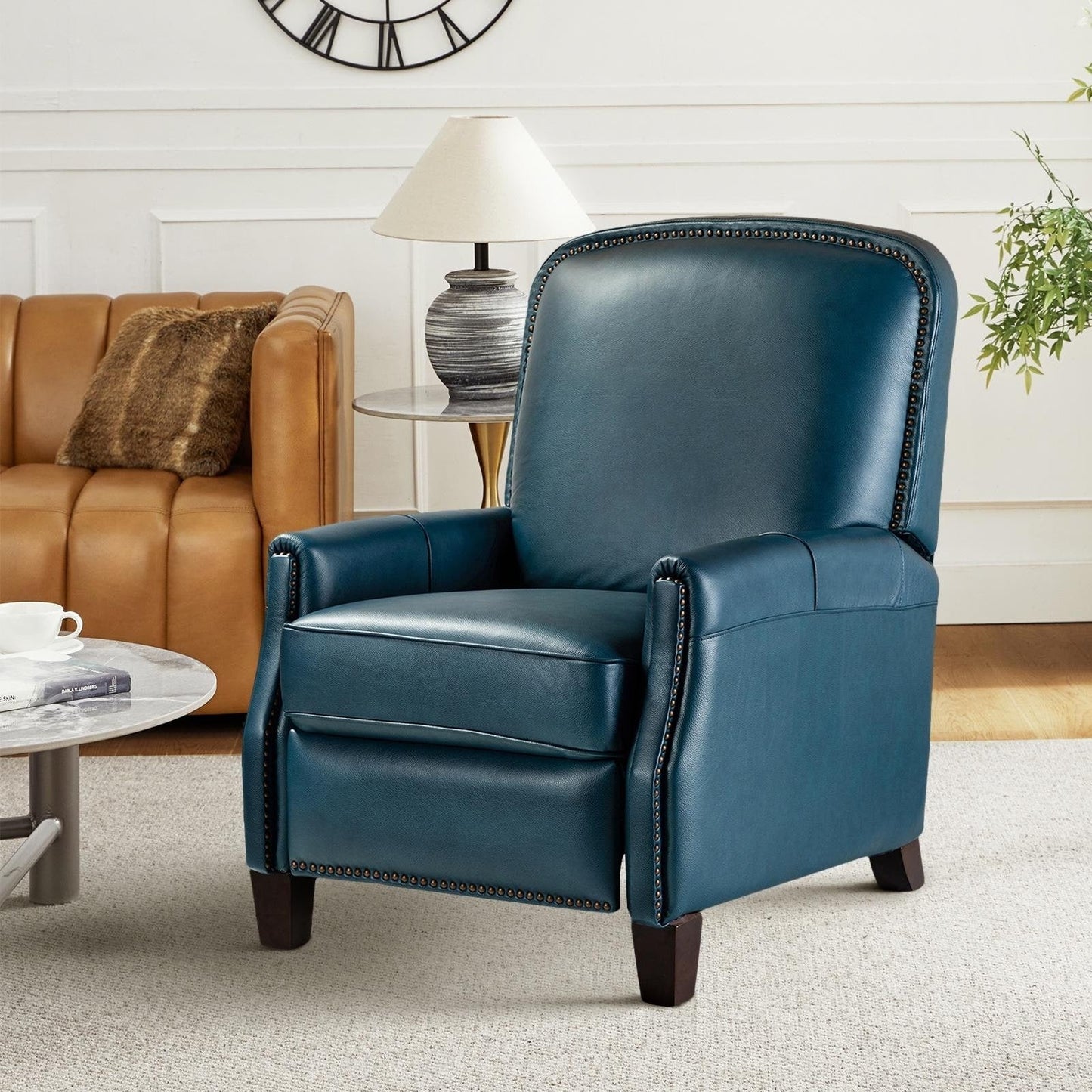 Poltrona reclinabile Gladis Modern Retro in vera pelle con finiture a borchie di HULALA HOME