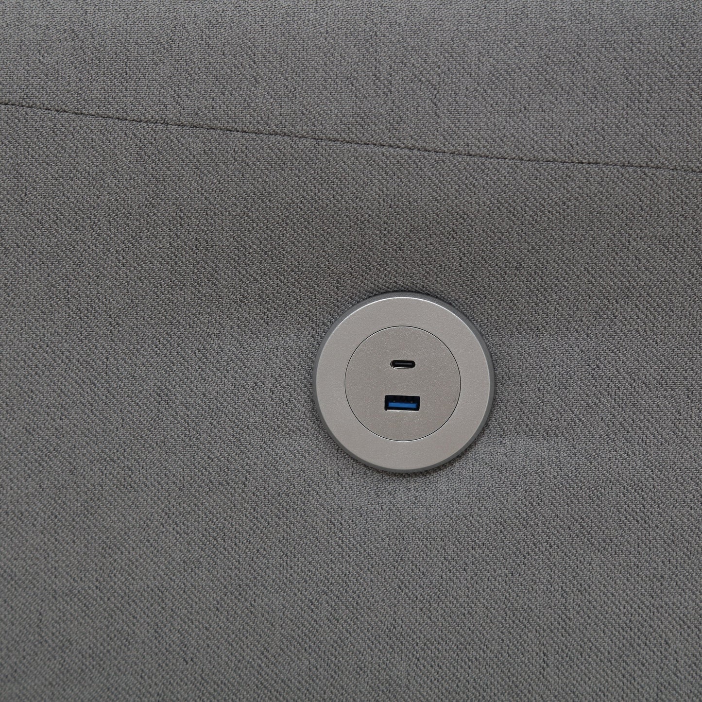 Divano moderno grigio a 3 posti con 79 bottoni, imbottito in lino trapuntato, 2 porte USB e piedino quadrato in plastica solida