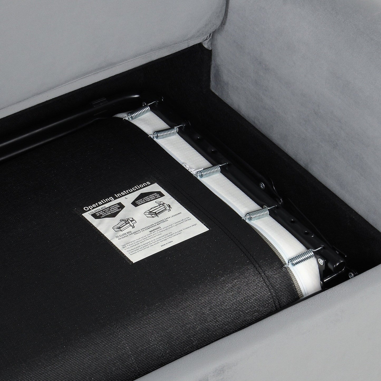 Divano letto estraibile in velluto grigio con coprimaterasso e porte USB