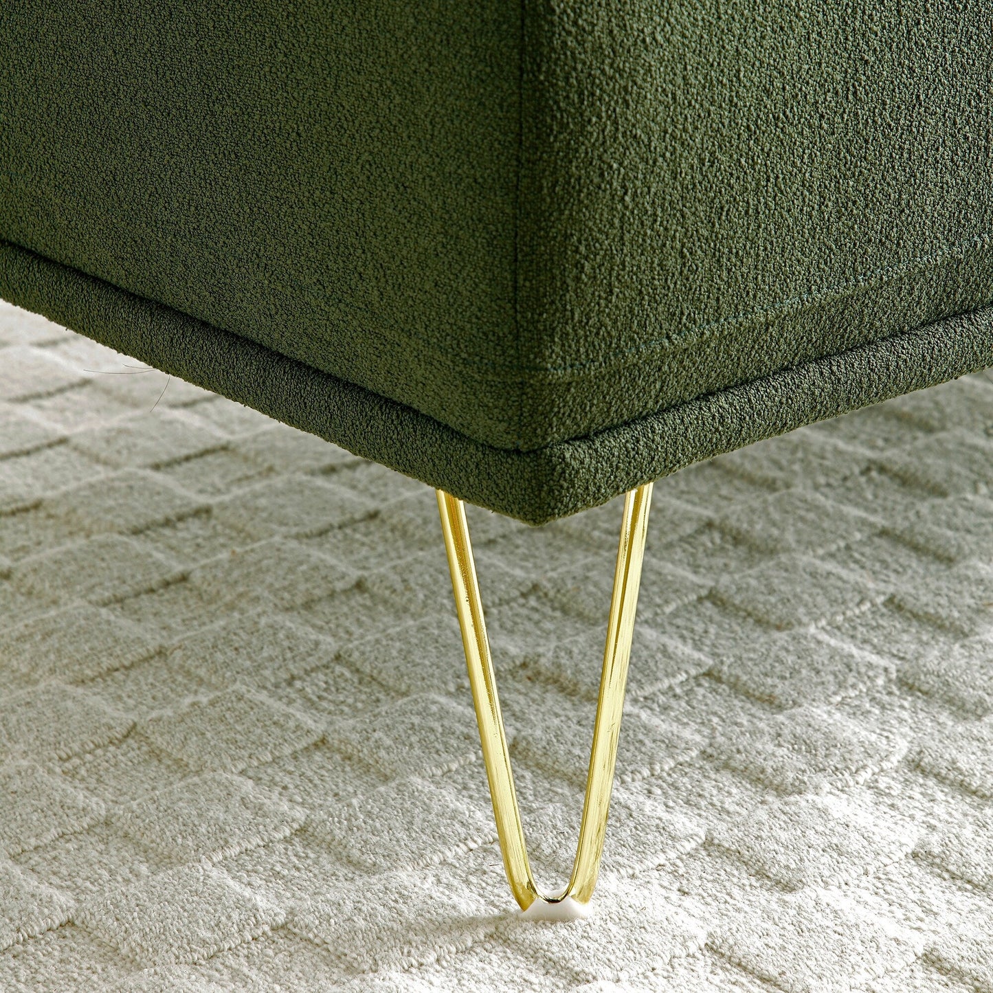 Panca a due posti imbottita verde con gambe dorate