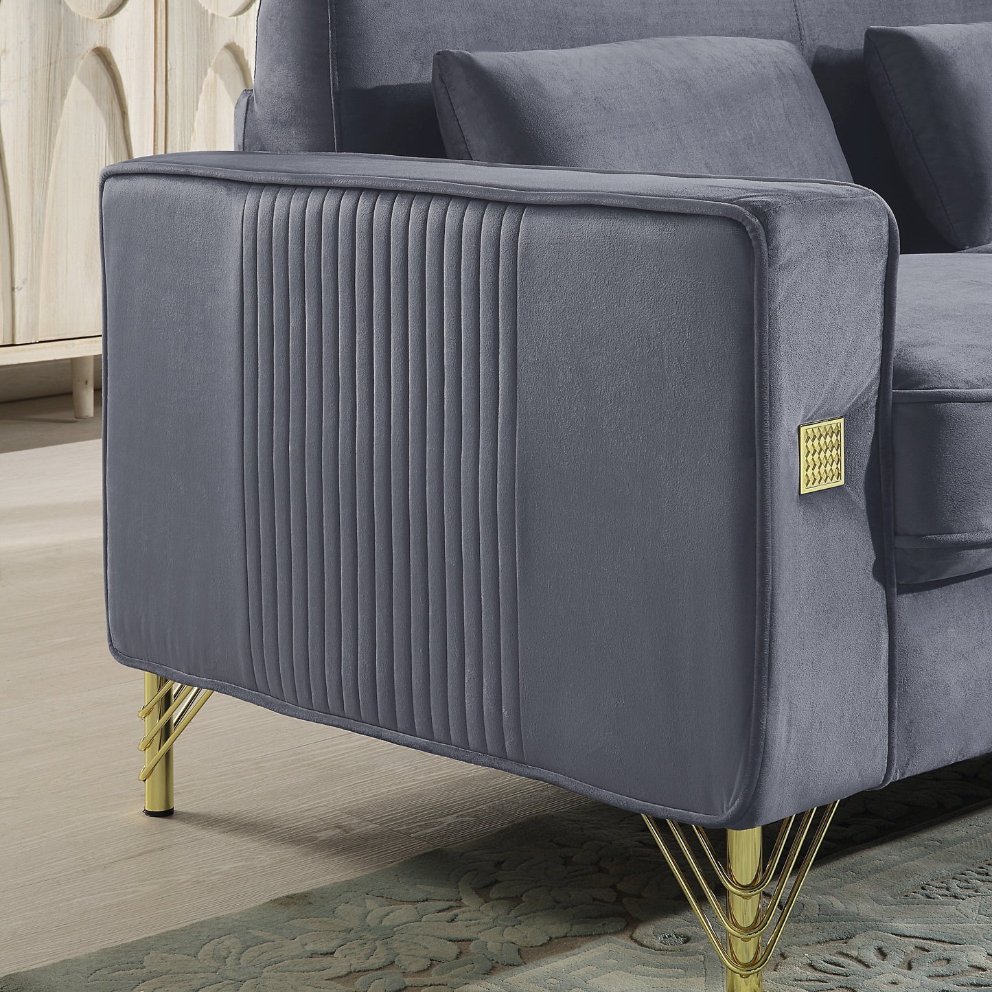 Divano a 3 posti in velluto grigio 86.61 con cuscini e gambe in metallo con finitura dorata per soggiorno