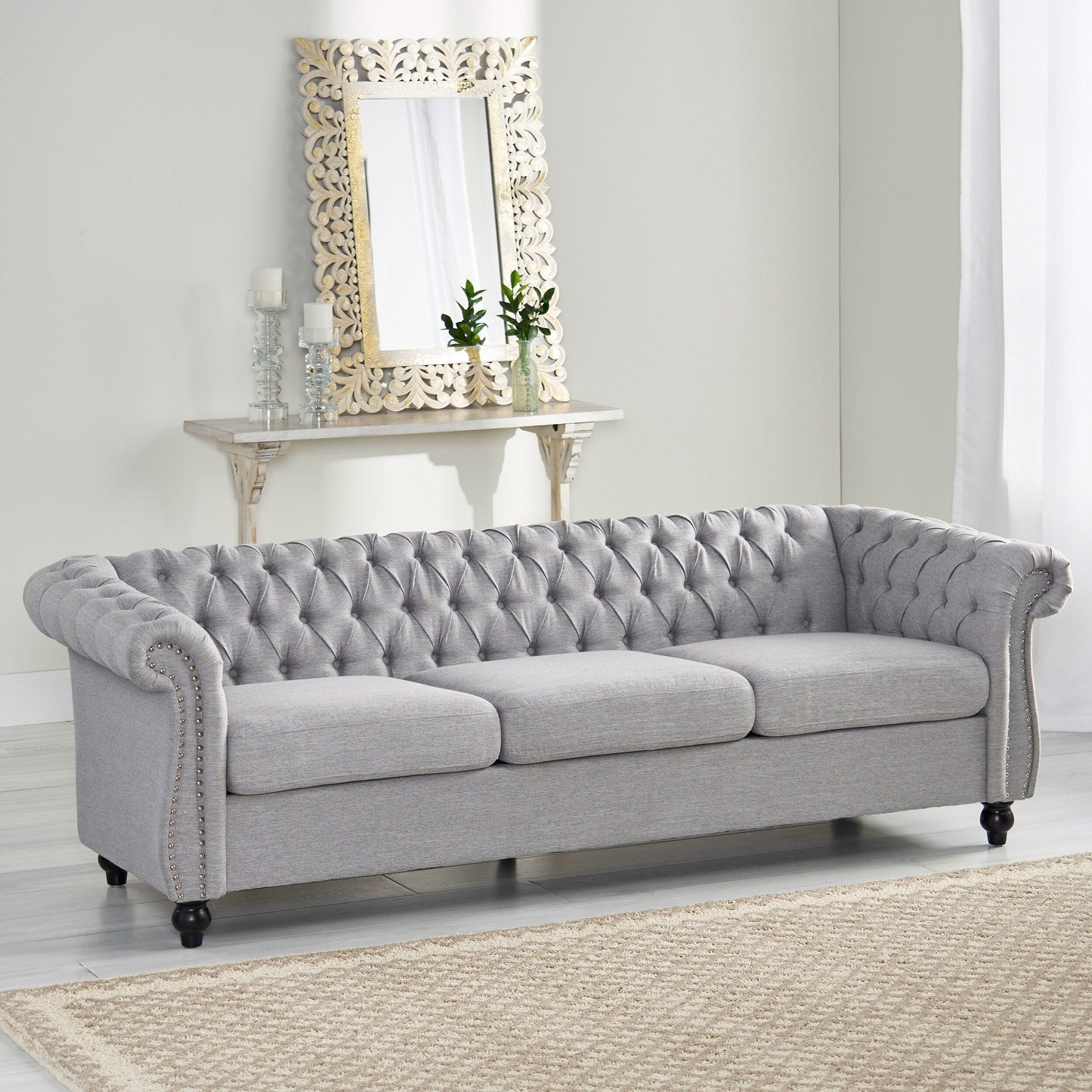 Divano Chesterfield grigio 84.75 imbottito con bottoni, 3 posti, borchie e gambe in legno