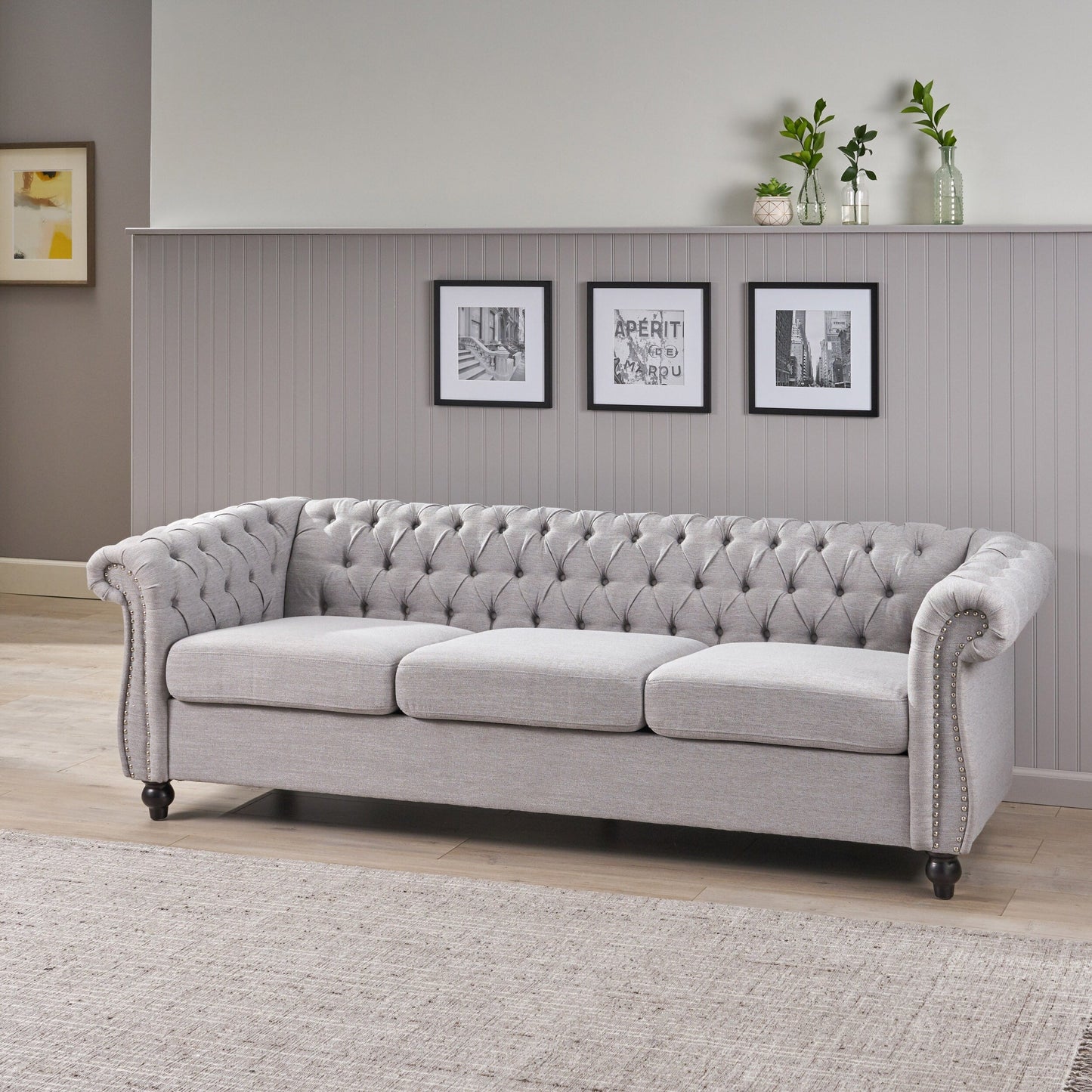 Divano Chesterfield grigio 84.75 imbottito con bottoni, 3 posti, borchie e gambe in legno