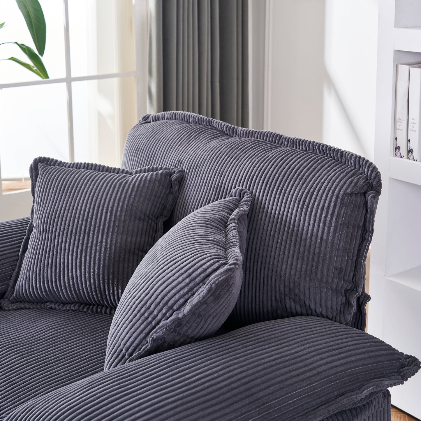 Divano a seduta profonda in velluto a coste grigio con pouf