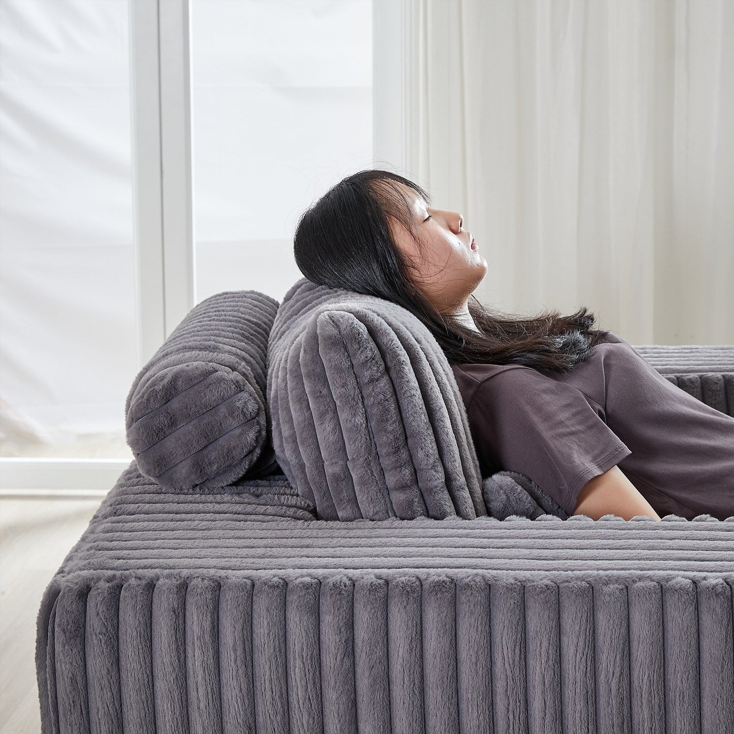 Poltrona in velluto a coste grigio con 2 cuscini