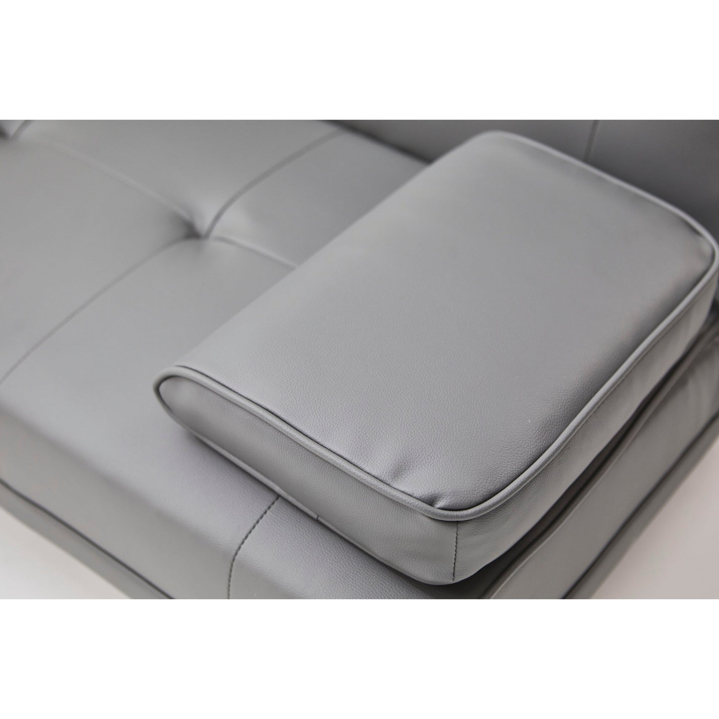 Divano letto a due posti in similpelle grigia con portabicchieri