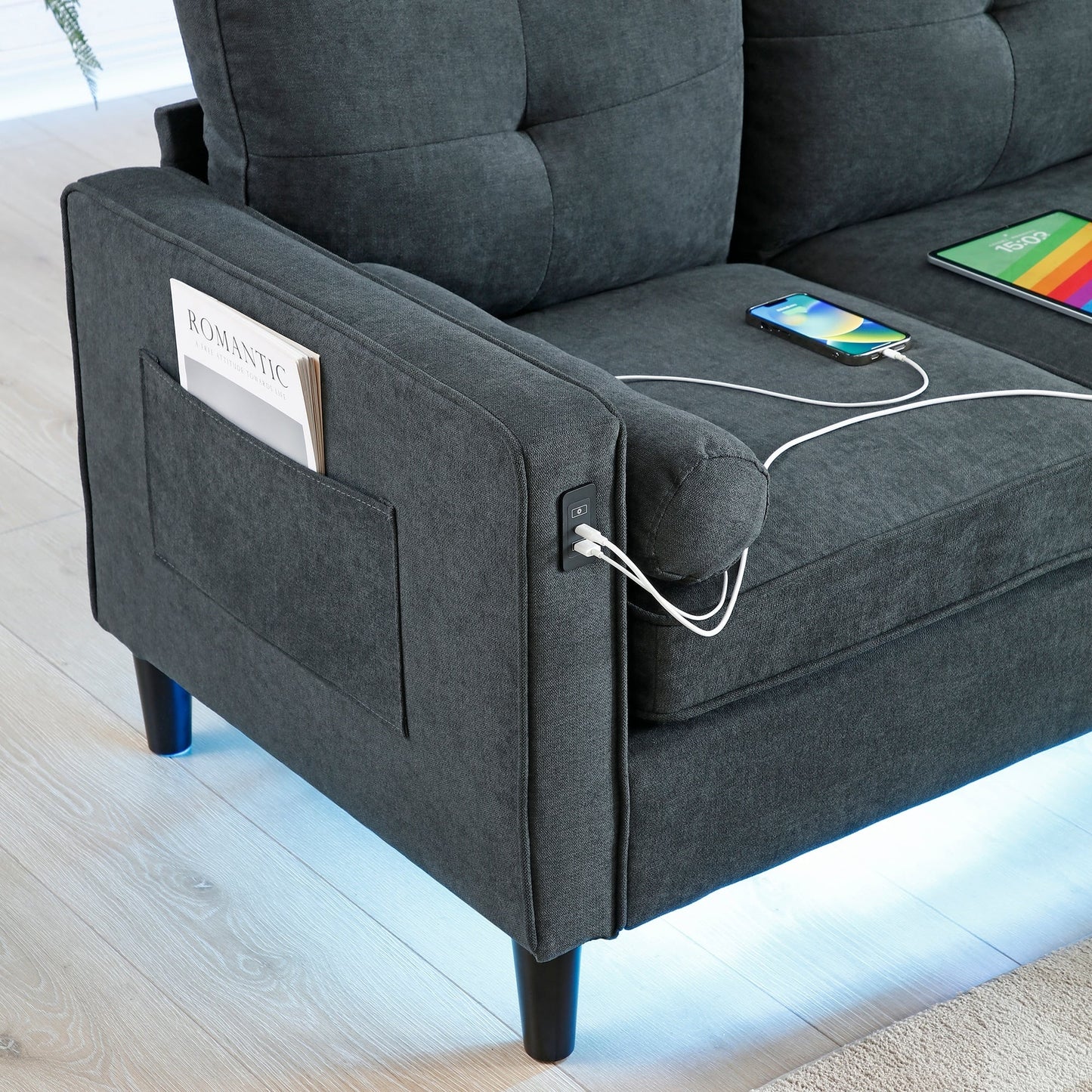 Divano a due posti in lino grigio con luci a LED e porte USB