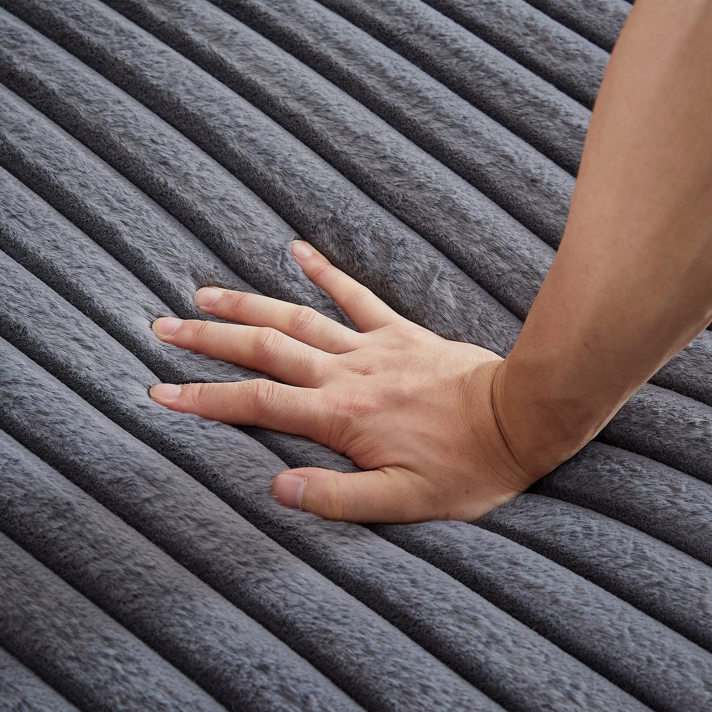 Poltrona lounge moderna in velluto a coste grigio da 62,5 pollici con 2 cuscini per soggiorno