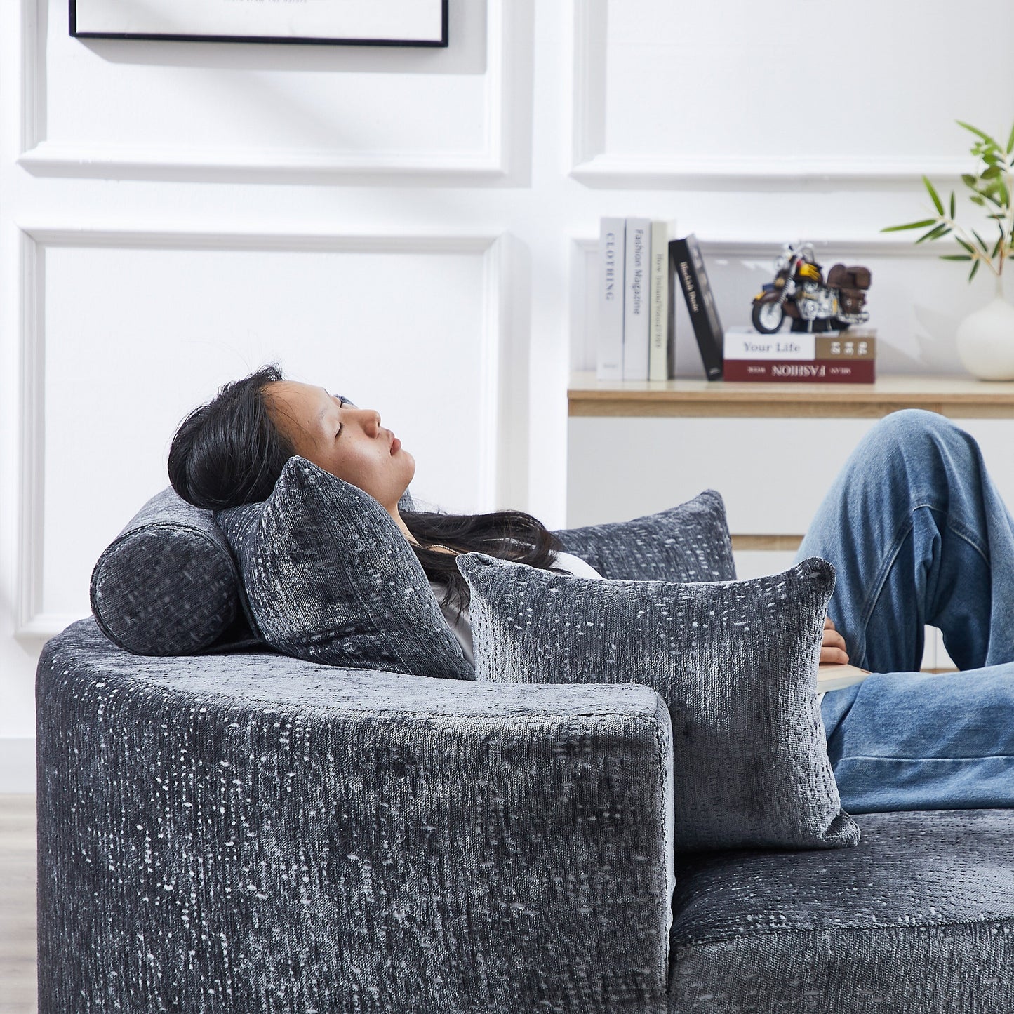 Divano letto singolo rotondo grigio in ciniglia con cuscino per lo schienale