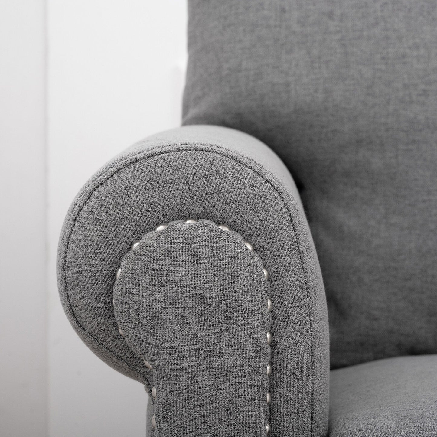 Divano a 3 posti imbottito grigio con borchie