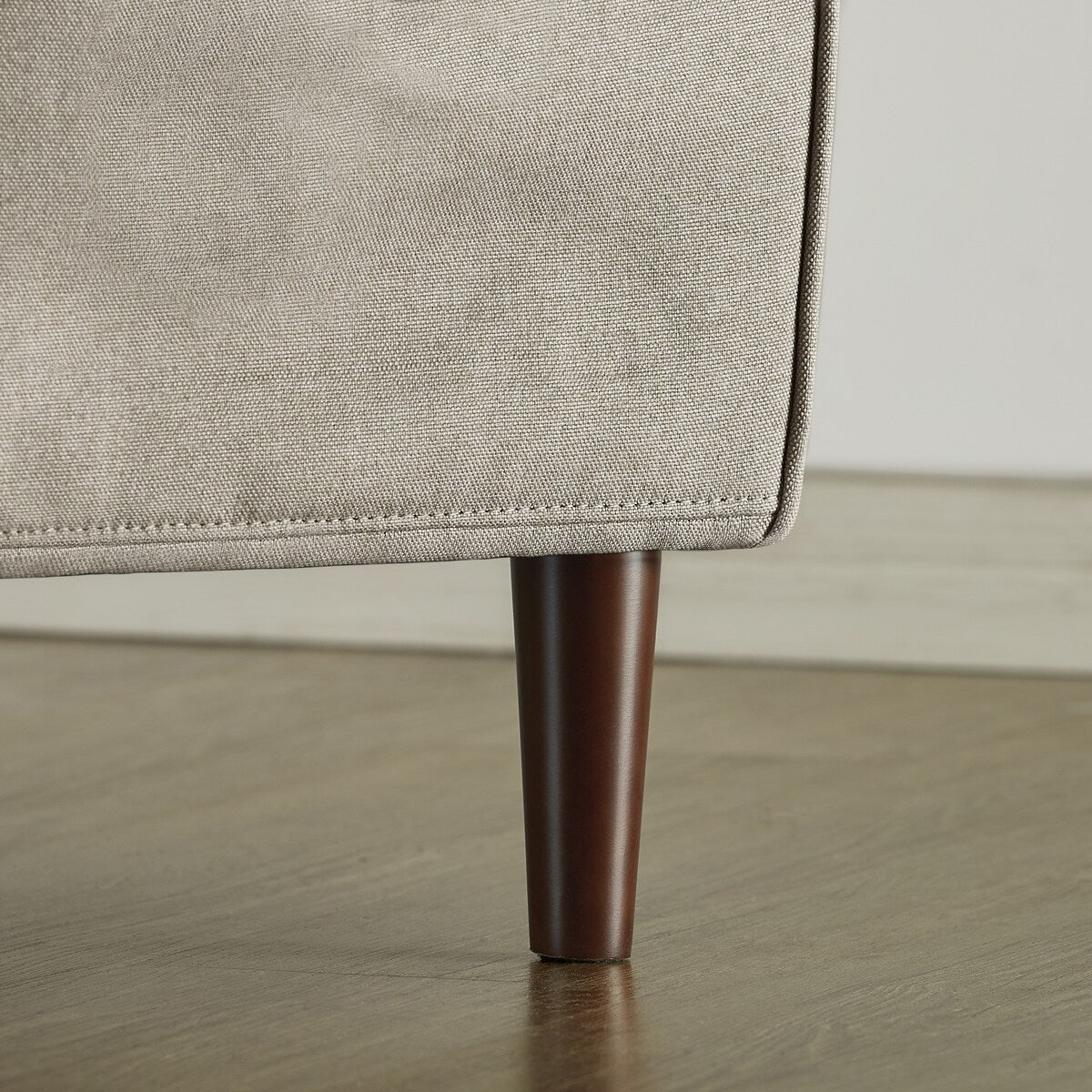 Divano moderno in lino HANA con tasche sui braccioli di Crown Comfort