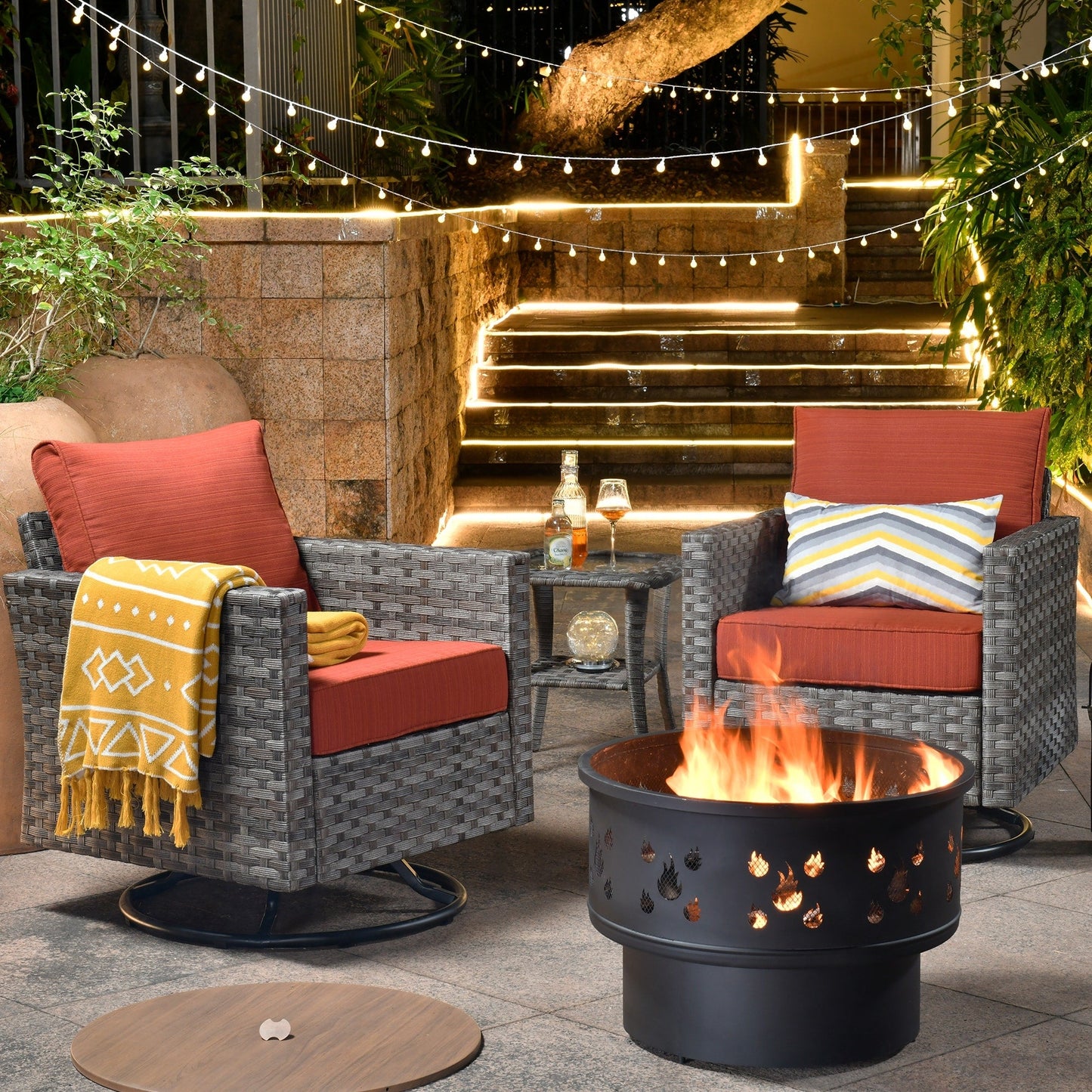 Set di 4 sedie girevoli da giardino in vimini HOOOWOOO con braciere a legna