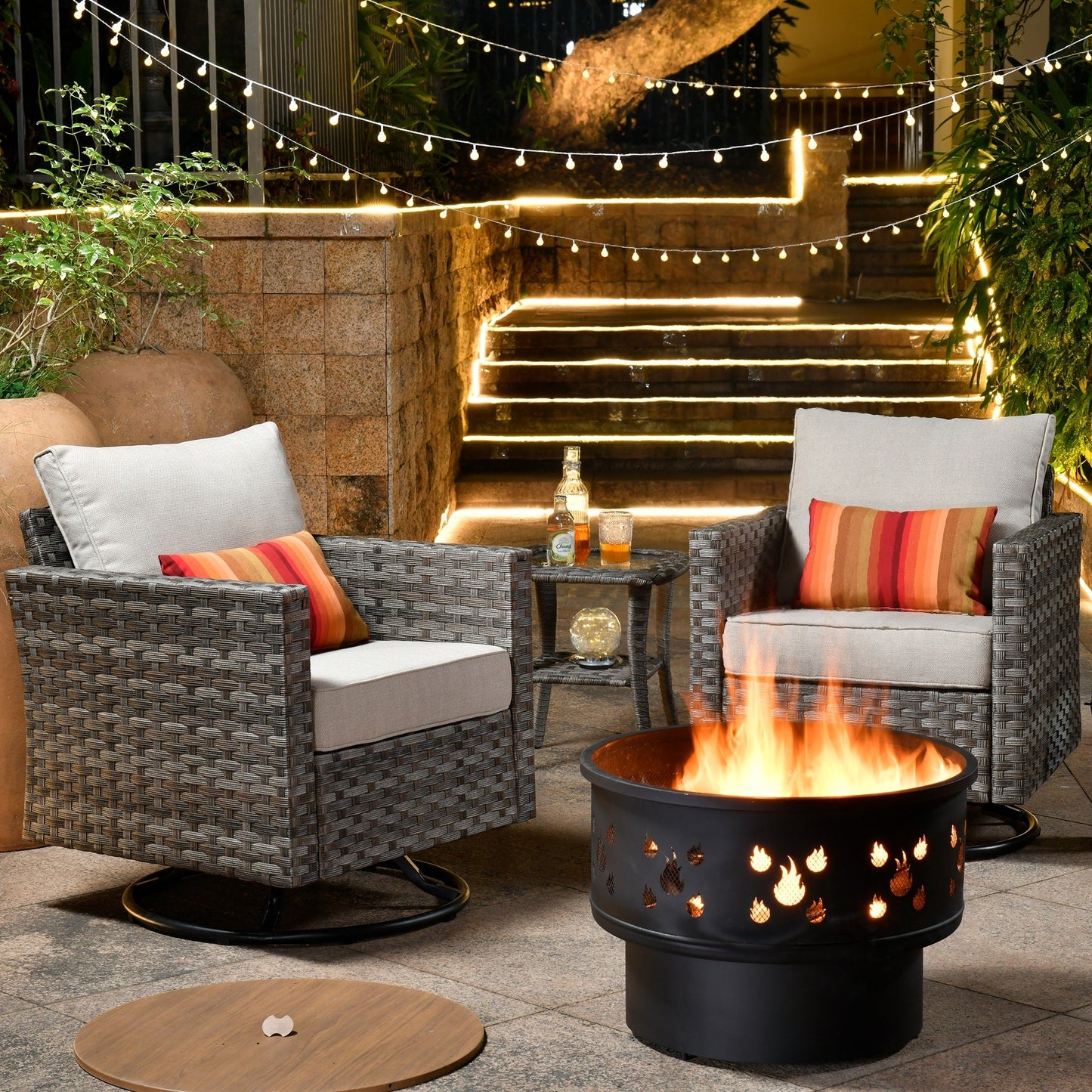 Set di 4 sedie girevoli da giardino in vimini HOOOWOOO con braciere a legna