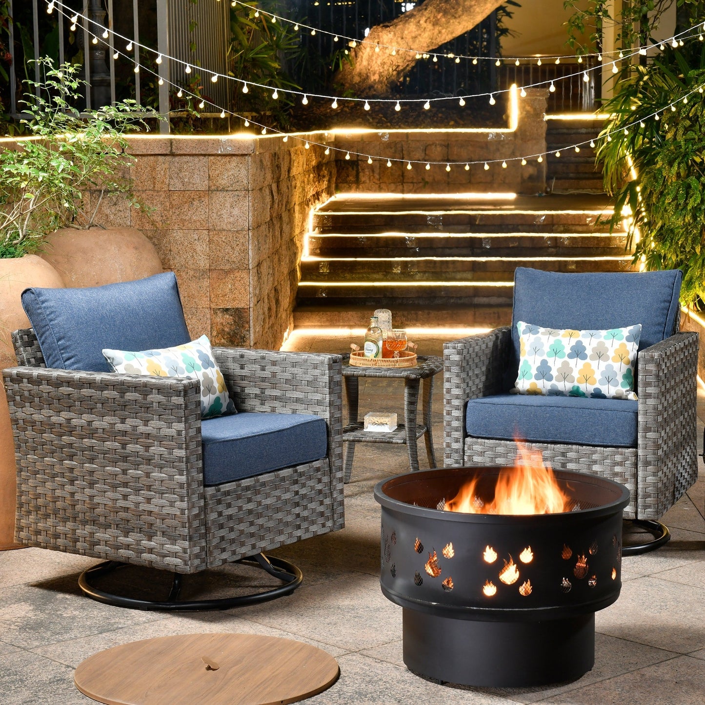 Set di 4 sedie girevoli da giardino in vimini HOOOWOOO con braciere a legna