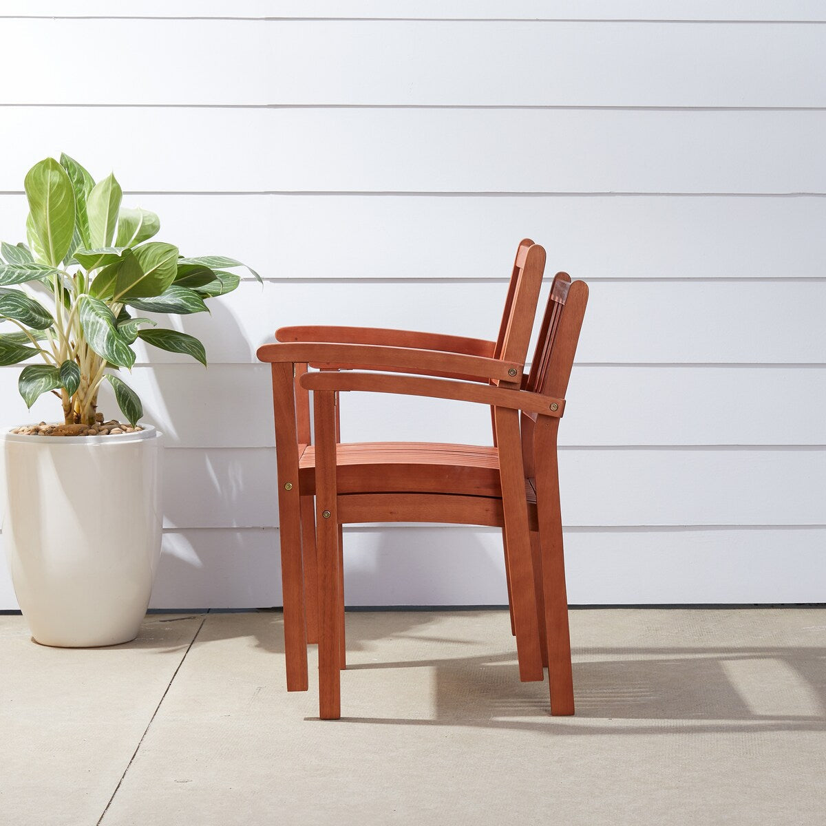 Set di tavolo e sedie impilabili Hakan Wood Patio con gambe curve