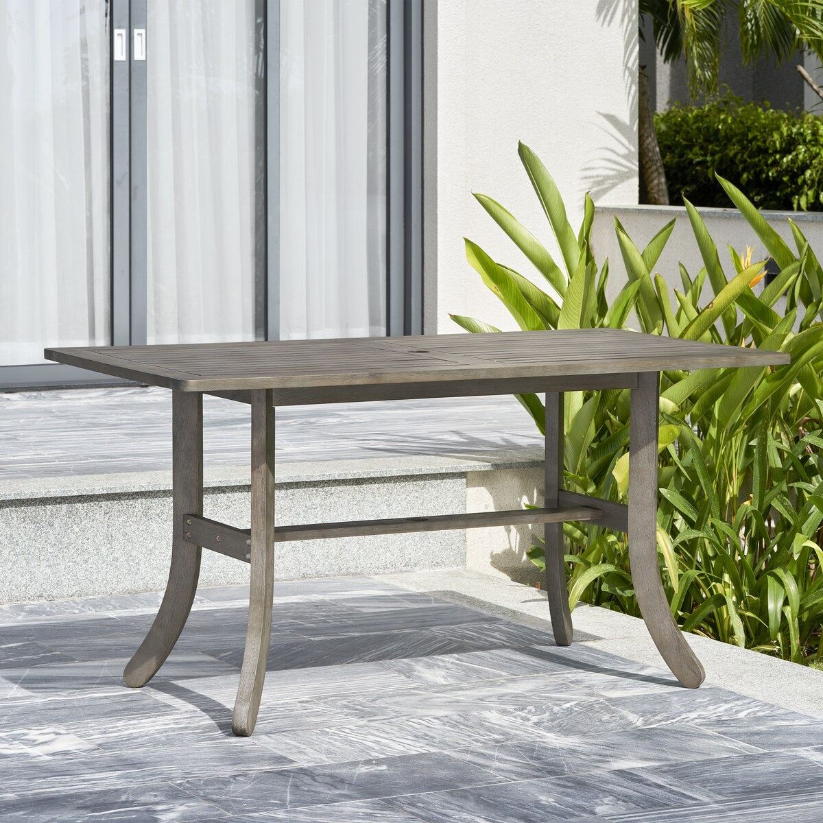 Set di tavolo e sedie impilabili Hakan Wood Patio con gambe curve