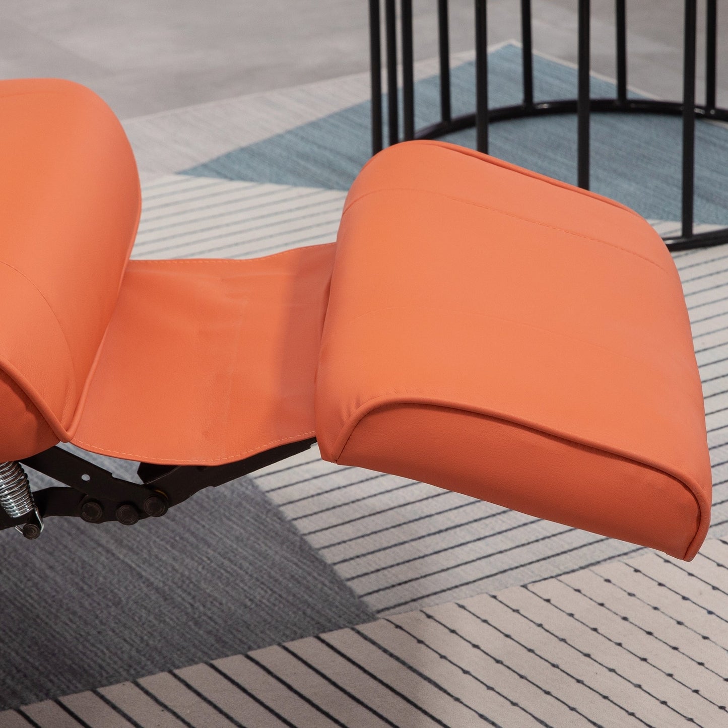 Poltrona reclinabile HomCom in similpelle con base girevole regolabile manualmente e poggiapiedi comodo e rilassante