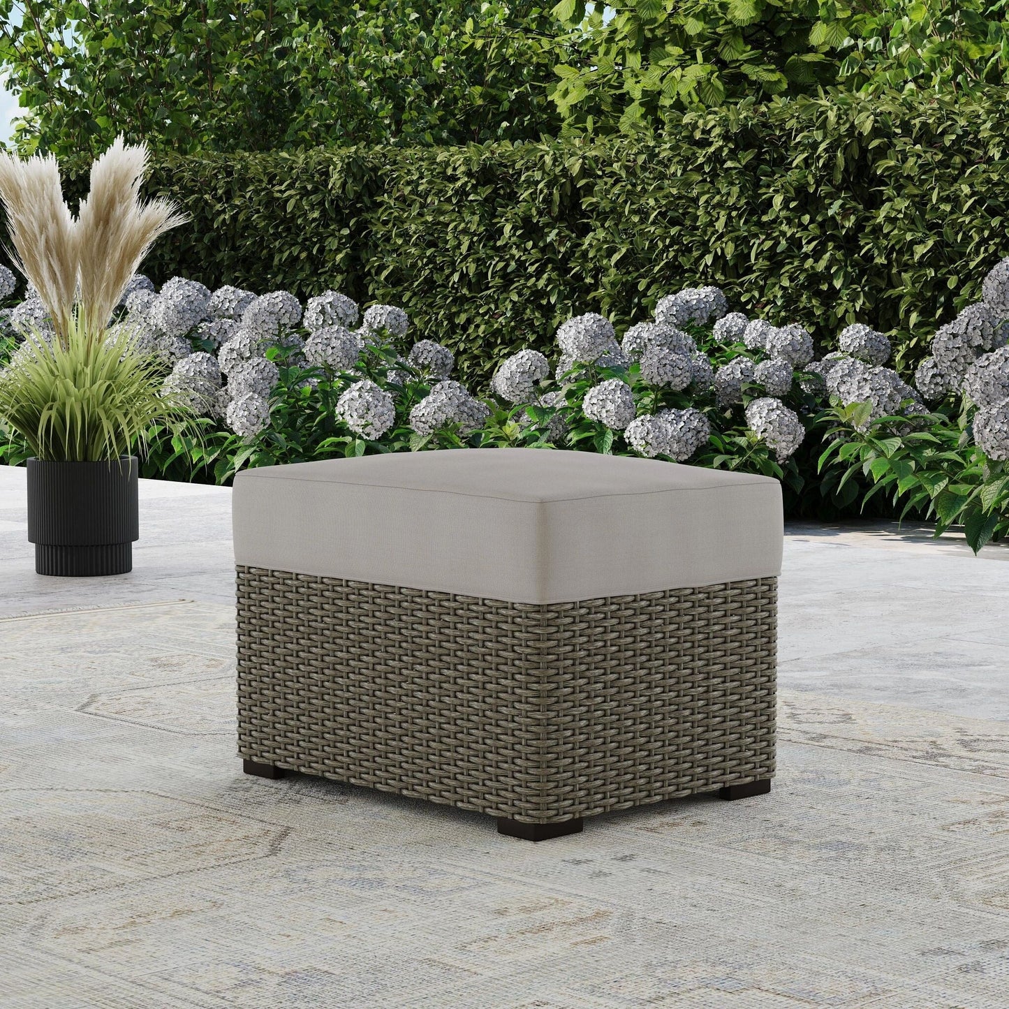 Set di 4 poltrone e pouf da esterno Boca Raton di Homestyles con cuscini