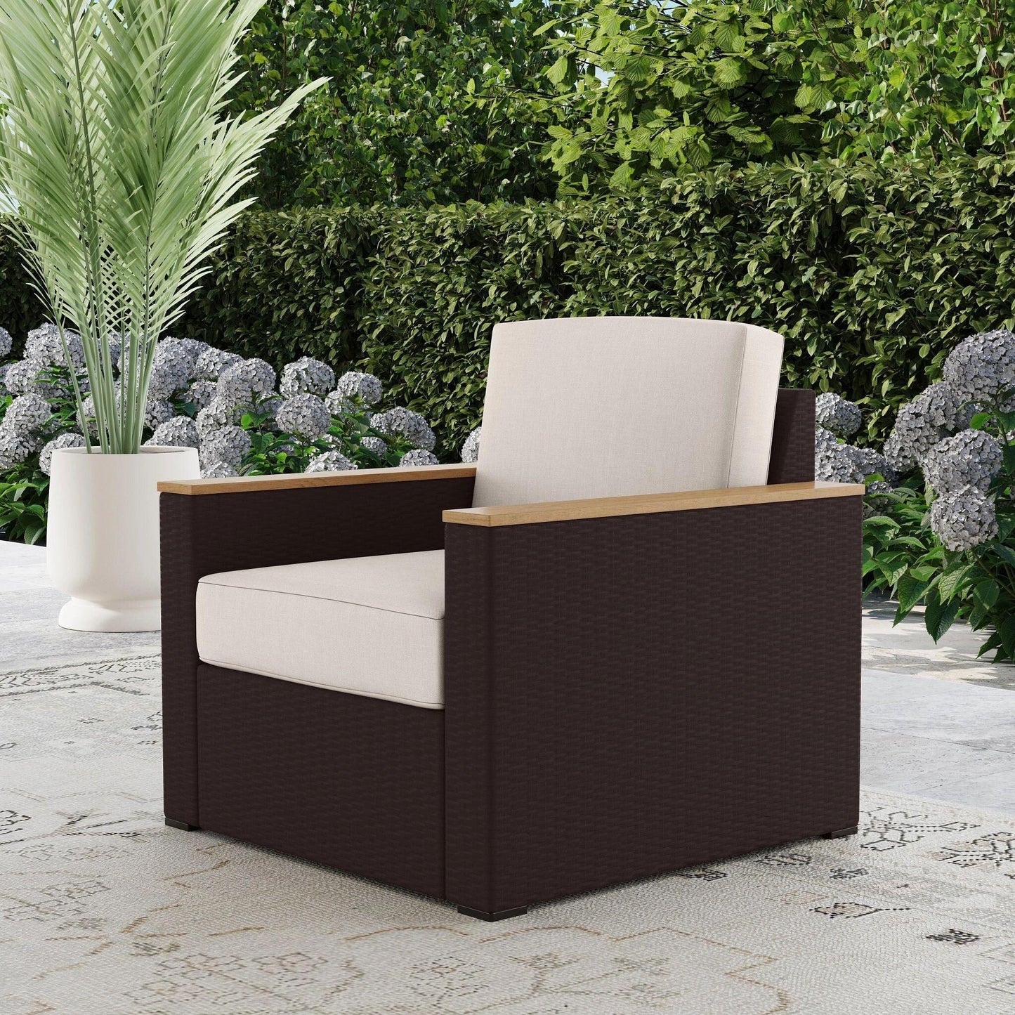 Set di 4 poltrone e pouf da esterno in rattan Palm Springs con cuscini di Homestyles