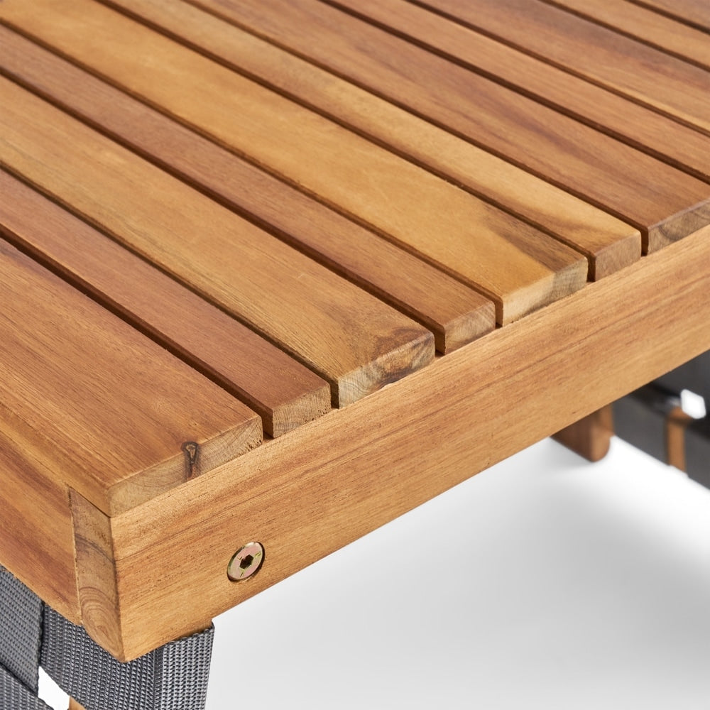 Set da salotto pieghevole Huntsville Outdoor da 2 posti in legno di acacia con dettagli in cintura di sicurezza di Christopher Knight Home