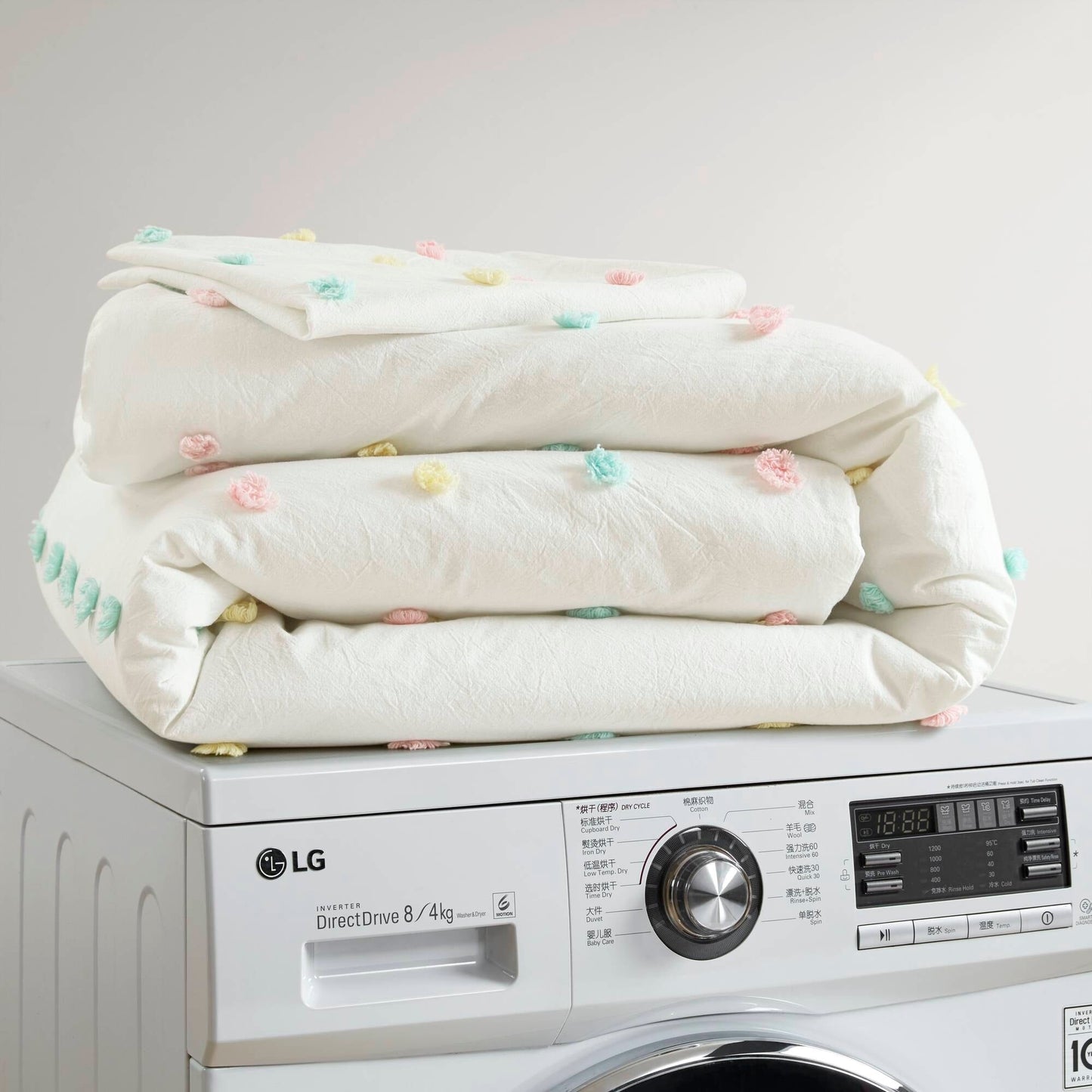 Set trapunta in cotone jacquard con pompon Ensley di Intelligent Design Kids e cuscini