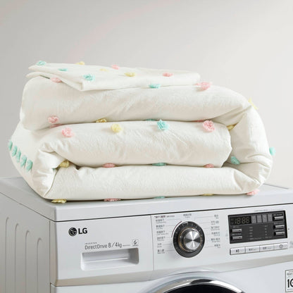 Set trapunta in cotone jacquard con pompon Ensley di Intelligent Design Kids e cuscini