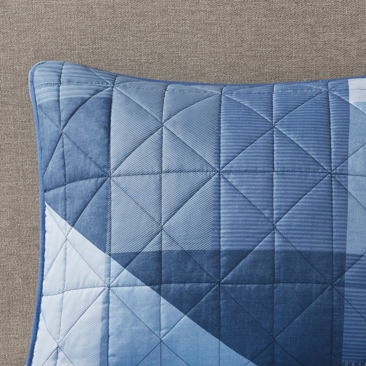 Set trapunta reversibile con stampa patchwork blu Wesley di Intelligent Design