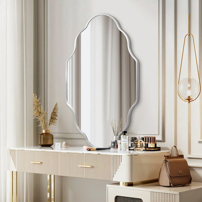 Specchio da parete irregolare con cornice in lega di alluminio smerlato