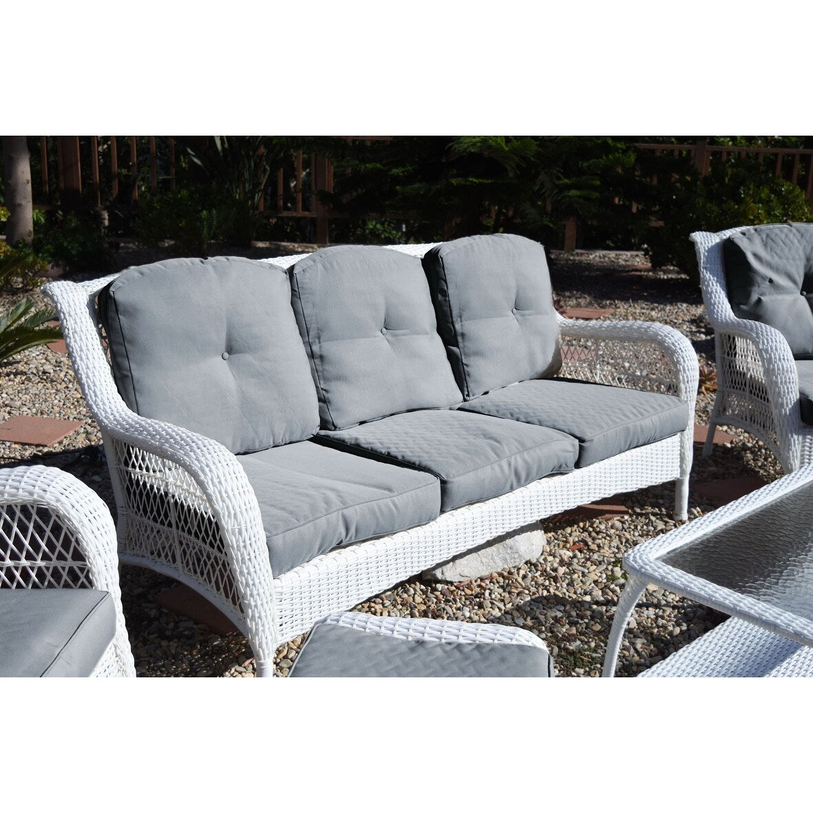 Set di sedute Jeco in vimini bianco da 6 pezzi con cuscini color cuoio