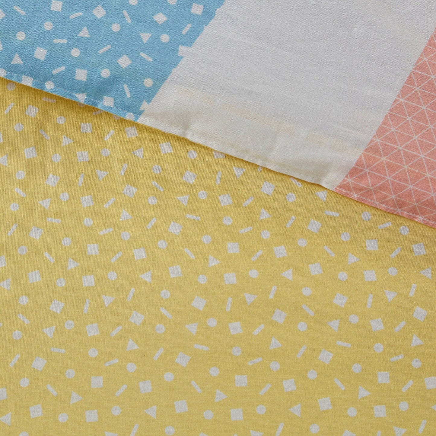 Set copripiumino reversibile in cotone Jessie Yellow Rainbow Sunburst di Urban Habitat Kids