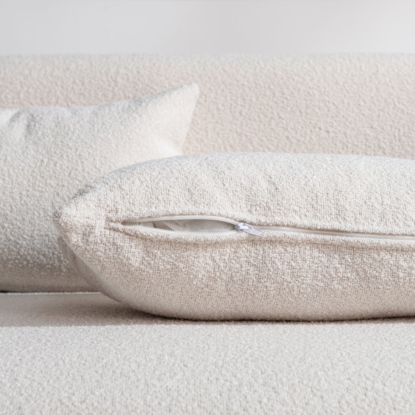 Divano a due posti imbottito in tessuto Boucle KINWELL con cuscini