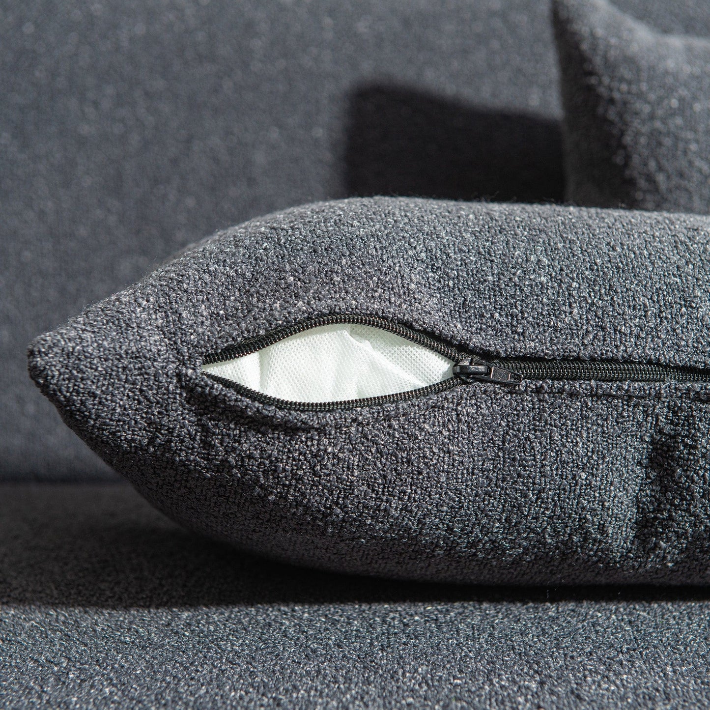 Divano a due posti imbottito in tessuto Boucle KINWELL con cuscini