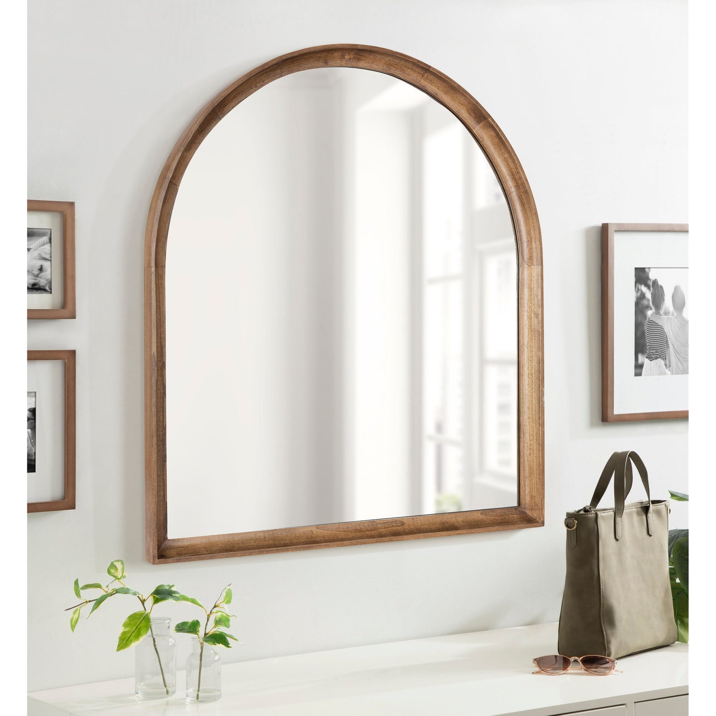 Specchio da parete in legno ad arco di Kate e Laurel Hatherleigh