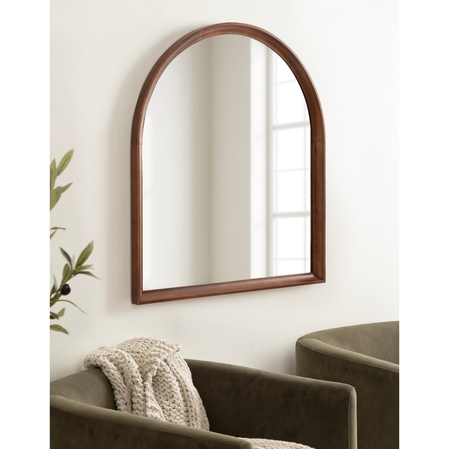 Specchio da parete in legno ad arco di Kate e Laurel Hatherleigh