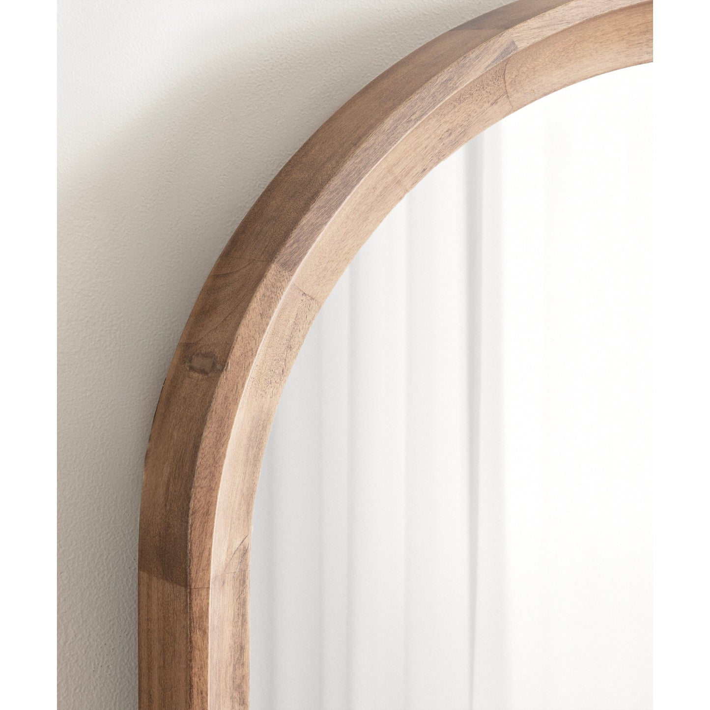 Specchio da parete in legno ad arco di Kate e Laurel Hatherleigh