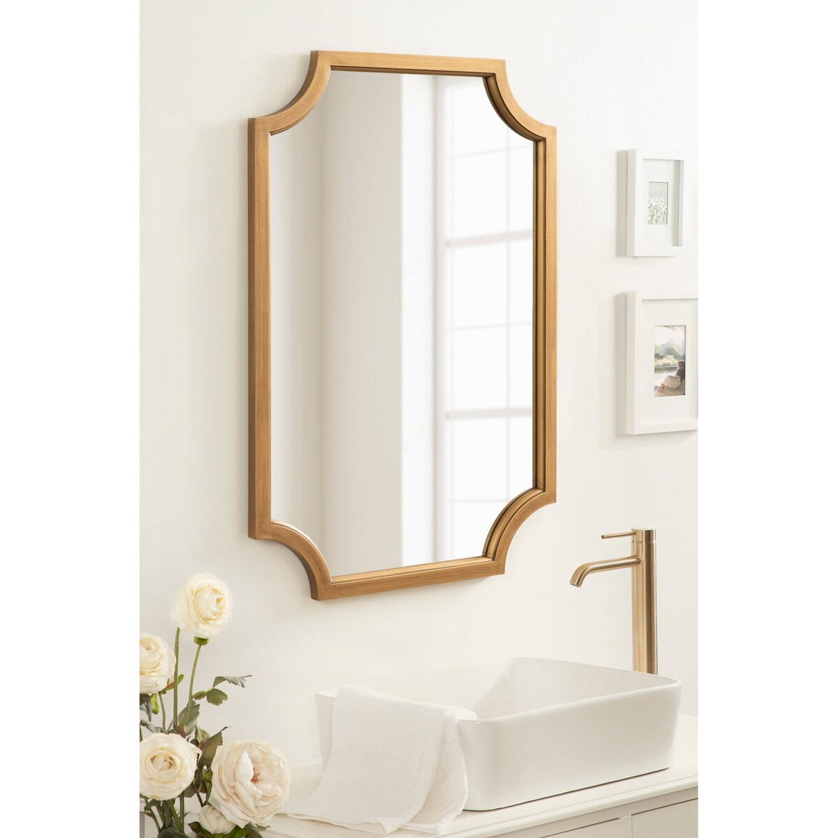 Specchio con cornice in legno smerlato di Kate e Laurel Hogan