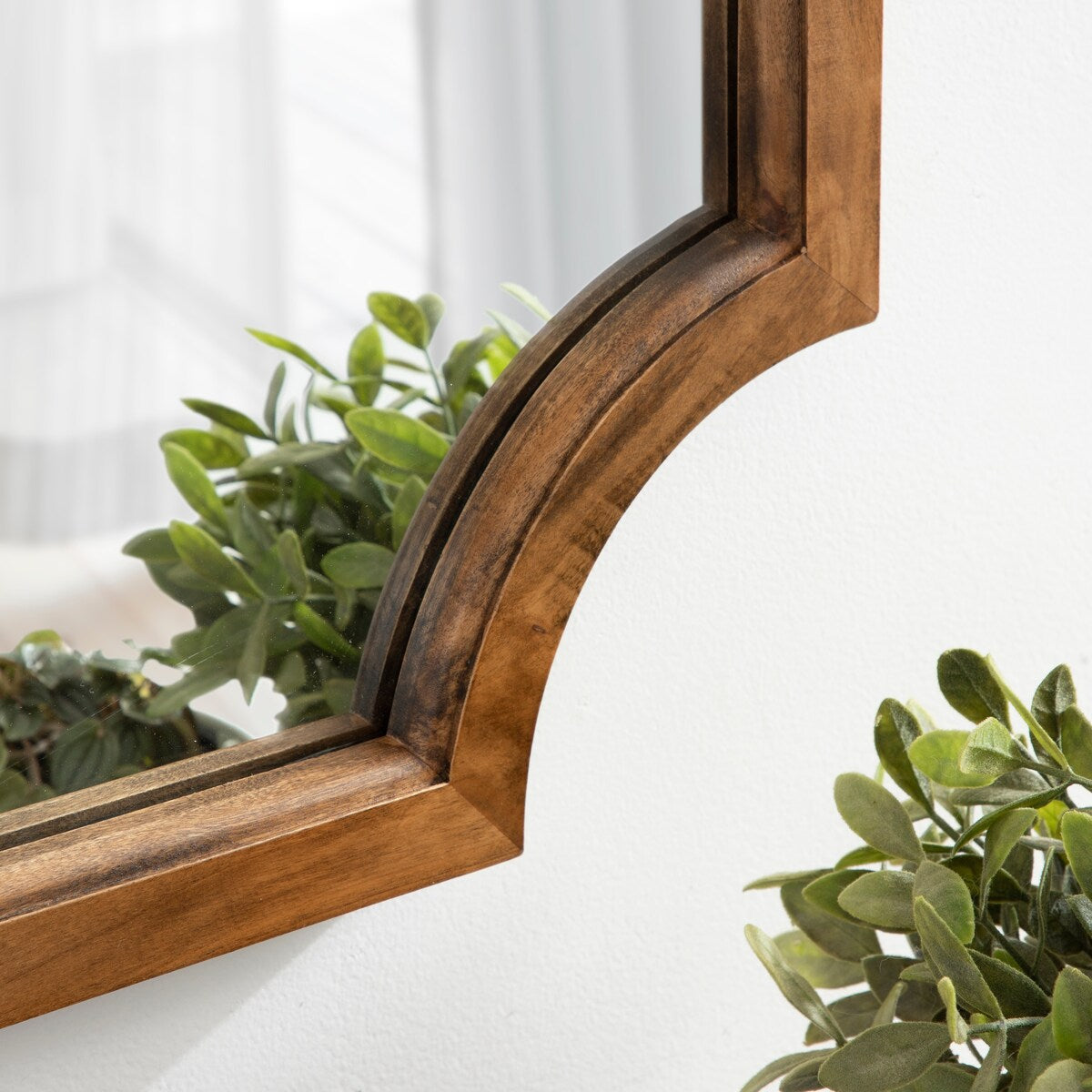 Specchio con cornice in legno smerlato di Kate e Laurel Hogan