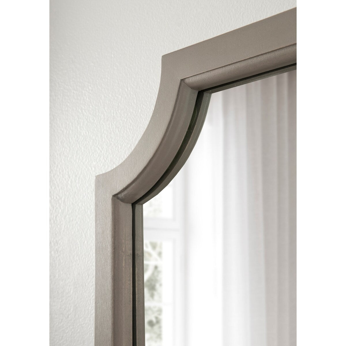 Specchio con cornice in legno smerlato di Kate e Laurel Hogan