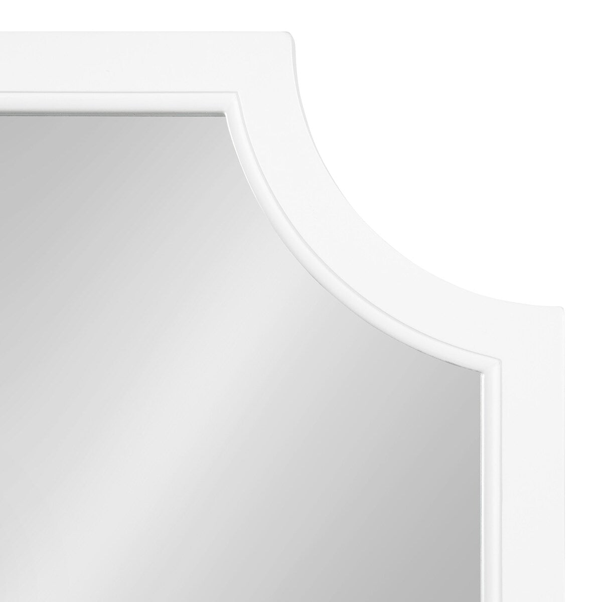 Specchio con cornice in legno smerlato di Kate e Laurel Hogan