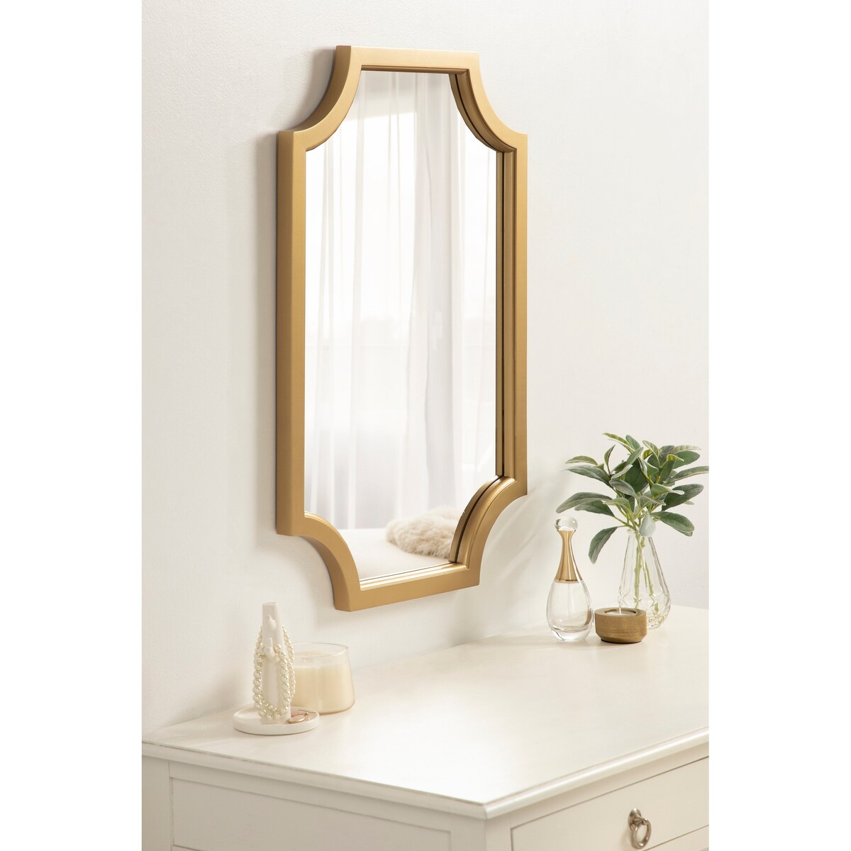 Specchio con cornice in legno smerlato di Kate e Laurel Hogan