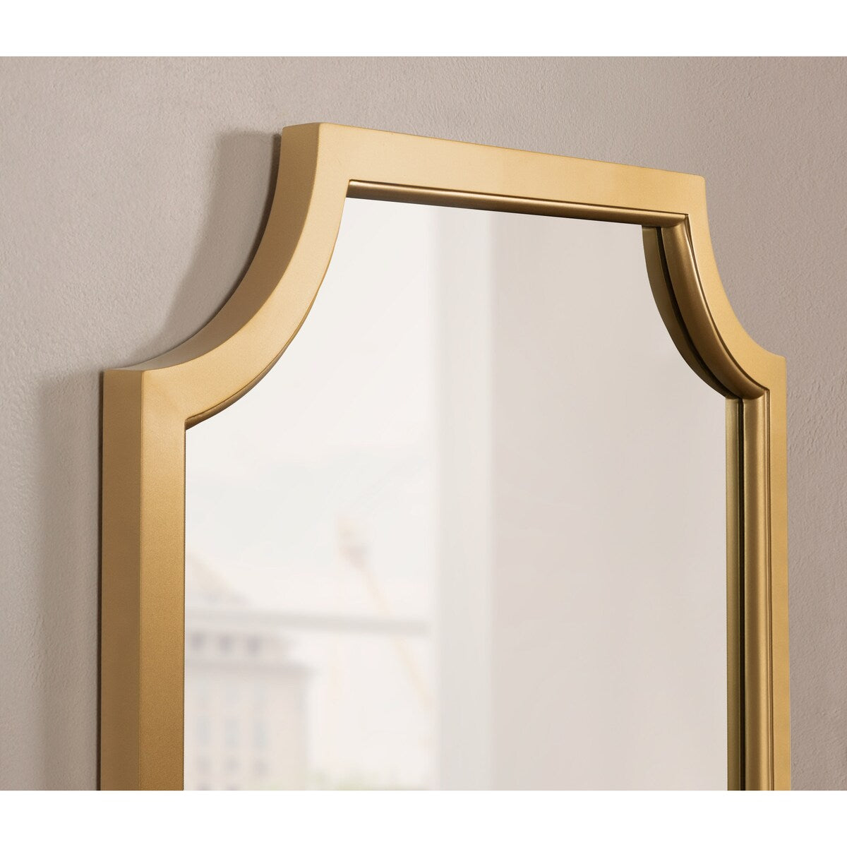 Specchio con cornice in legno smerlato di Kate e Laurel Hogan